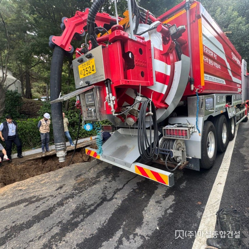광명준설작업 기록, 지하 4미터 관경 막힘을 관통한 24톤 준설차 고압 세정 노하우 현장 사진 3