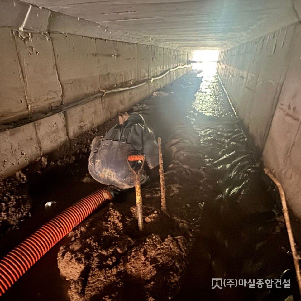 강남구 배수로 퇴적토 제거 현장